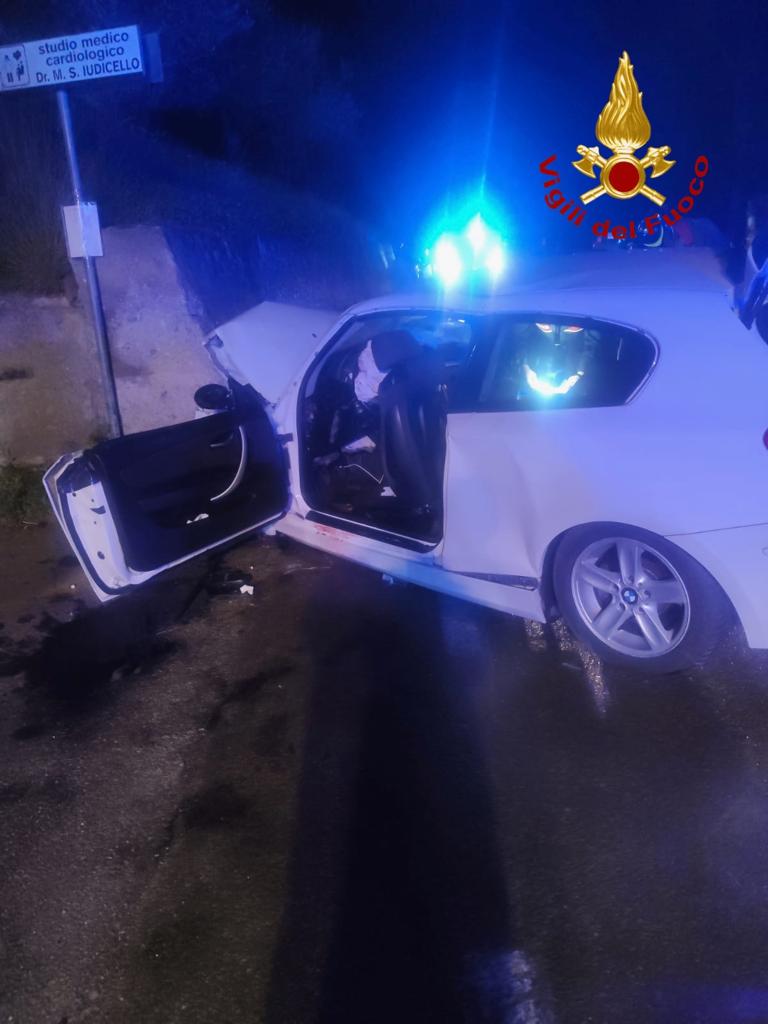 Capo d’Orlando, auto sbanda e finisce fuori strada. Tre giovani feriti