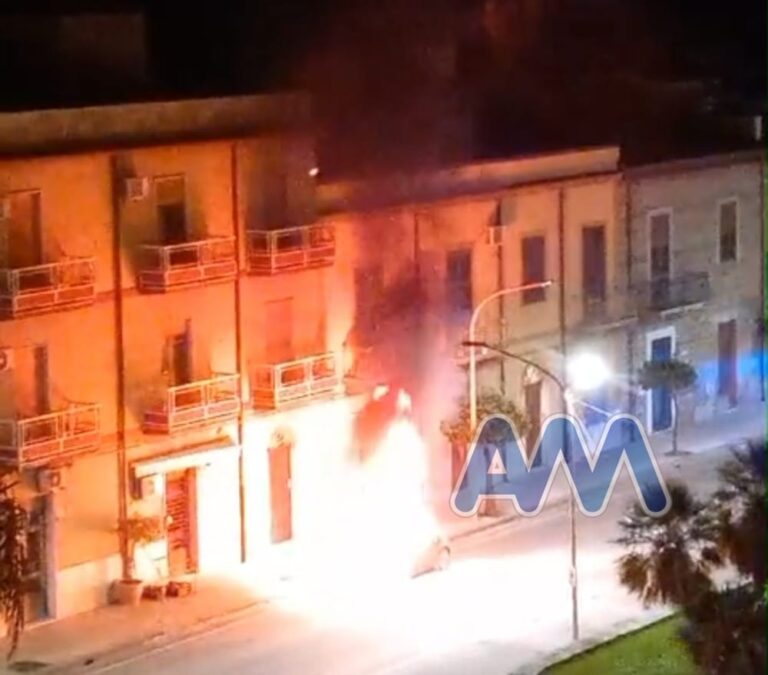 Acquedolci, auto in fiamme in pieno centro. Intervenuti i Vigili del Fuoco