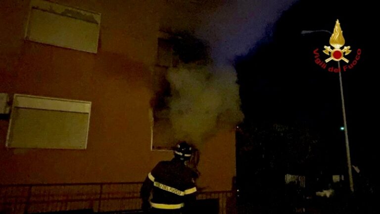 Barcellona Pozzo di Gotto: intervento dei vigili del fuoco per un incendio in via Caduti di Nassiriya