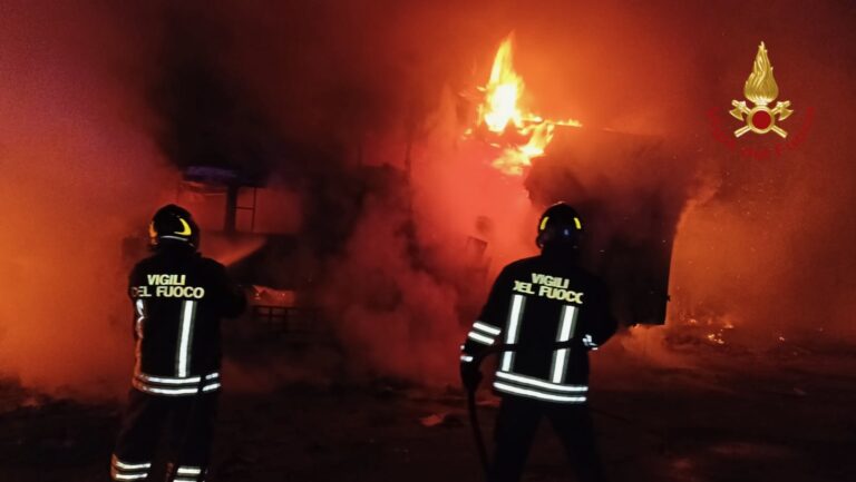 San Filippo del Mela: incendio su cataste e furgone