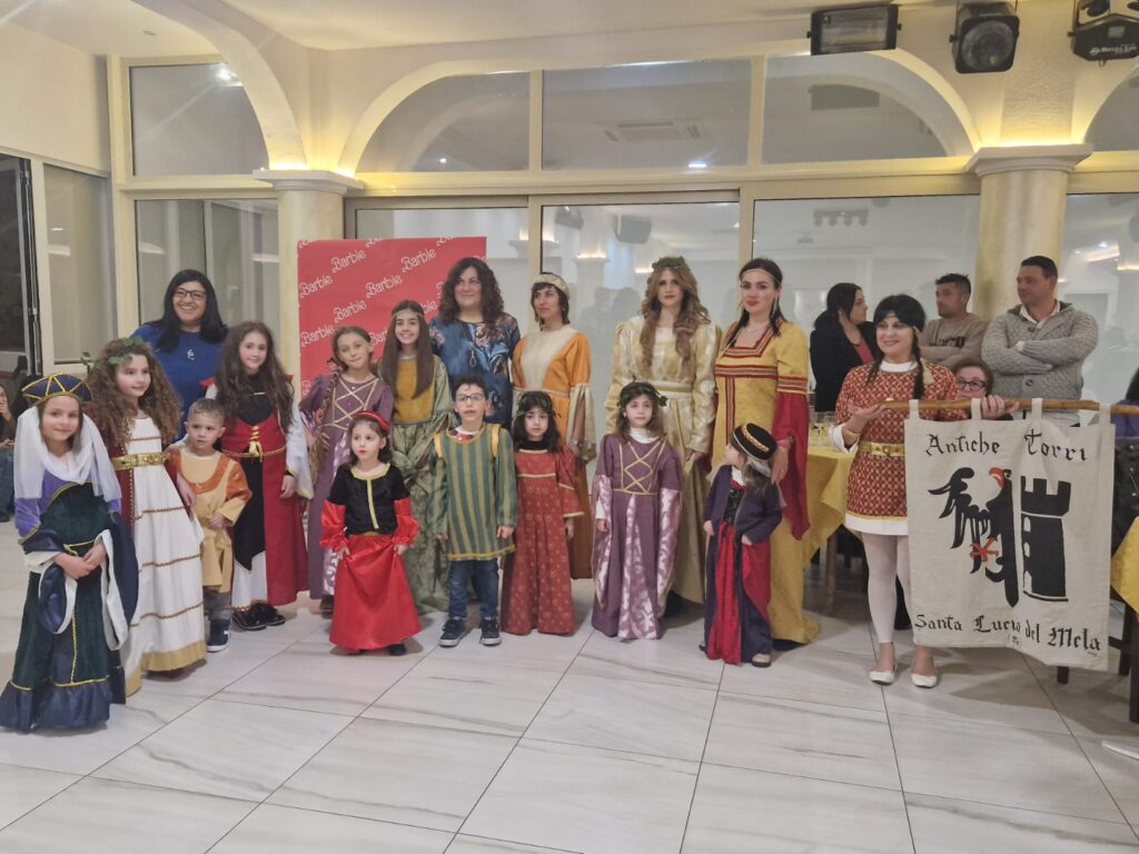 I partecipanti con i costumi storici dell'associazione Antiche Torri di Santa Lucia del Mela