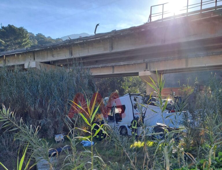 Camion cade dal ponte dell’autostrada tra Brolo e Ficarra. Ferito il conducente, mezzo distrutto dopo un volo di 10 metri