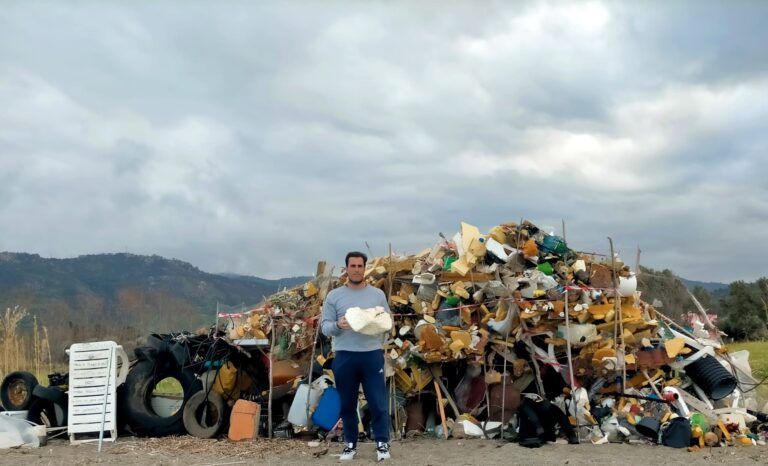 Patti: dopo Monte Giove e le Grotte ora si trova a Galice, Maurizio Prisutto e il monumento della “Munnizza d’autore”