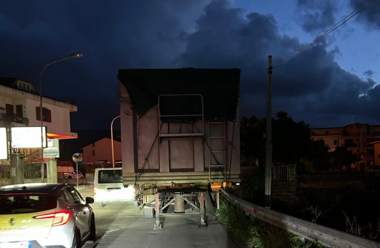 Capo d’Orlando – Rimorchio lasciato in strada in c.da Malvicino: un pericolo per le auto