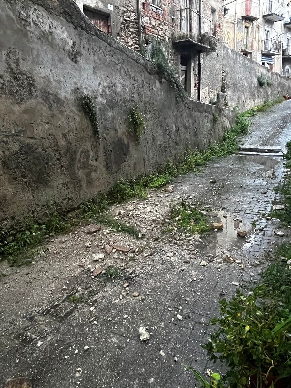 Patti: ennesimo crollo nel centro storico, un boato e detriti precipitati in via Vescovo Natoli