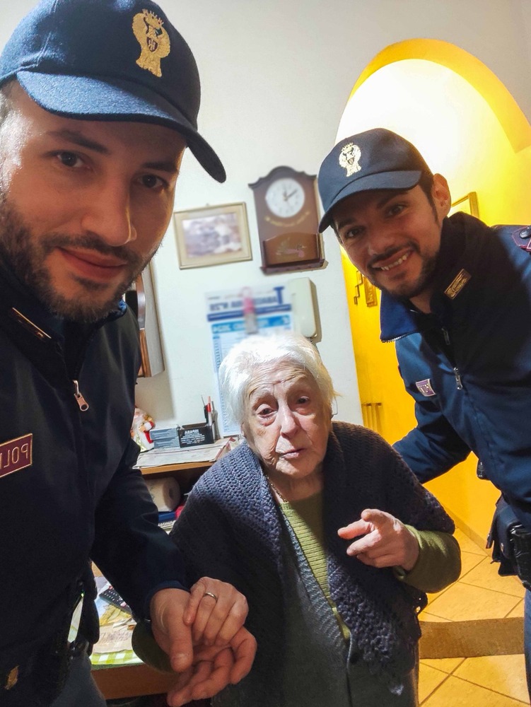 Catania: ultranovantenne si sente sola e chiede aiuto alla Polizia. Gli agenti vanno a trovarla a casa