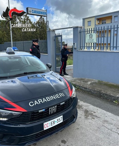 Minacce e maltrattamenti a madre e fratelli più piccoli per comprarsi la droga. Finisce in carcere 18enne