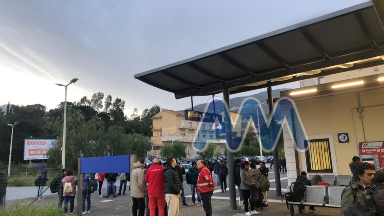 Albero cade sui binari nei pressi di Capo d’Orlando. Tratta Messina-Palermo interrotta da questa mattina. Disagi e ritardi