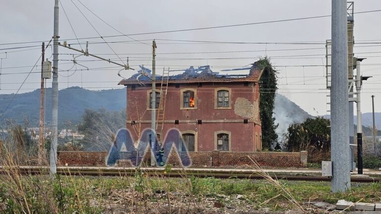 Torrenova, incendio in contrada Zappulla sulla linea ferrata. Un ferito