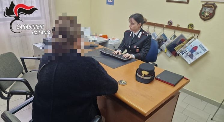 “Prima di questa sera ti ammazzo, faccio un femminicidio”. Caccia di casa la compagna, poi la minaccia davanti ai carabinieri. Arrestato 52enne a Riposto