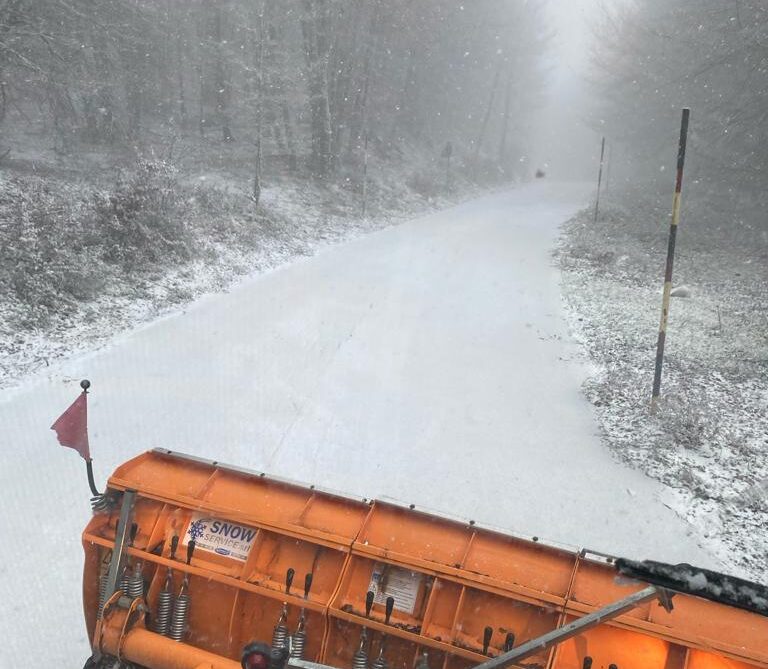 Nebrodi – Strada provinciale Caronia – Capizzi, in azione i mezzi spazzaneve e spargisale