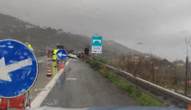 Gioiosa Marea: auto ribaltata in un incidente stradale autonomo sulla A/20, viadotto Torretta, nessun ferito