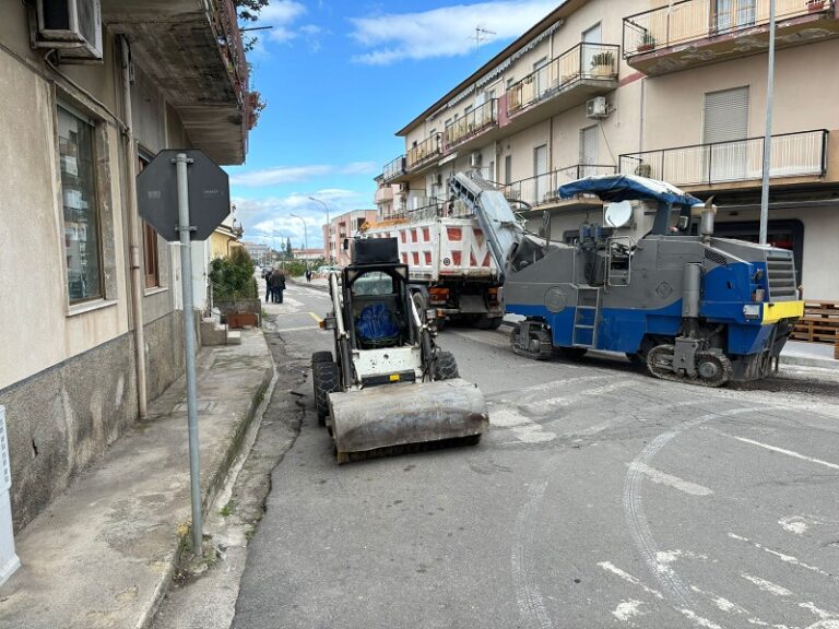 Capo d’Orlando: scarificazione e asfalto in alcune vie del centro