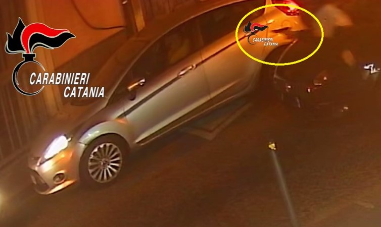 Copre targa dell’auto per fare una rapina, ma la vittima toglie il panno di copertura. Fermato 37enne di Paternò