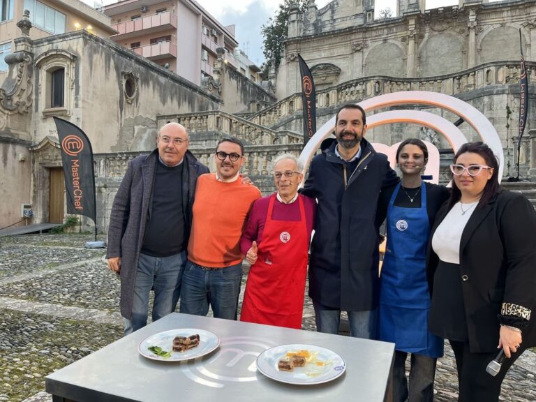 Messina – La scalinata del Monte di Pietà fa da cornice ad un cooking show di MasterChef 13