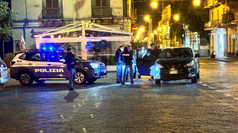 Controlli straordinari della Polizia ad Acireale. Fioccano multe e sequestri di mezzi