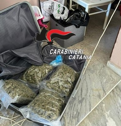 Catania, in giro per le piazze di spaccio con una valigetta 24 ore. Arrestato 22enne