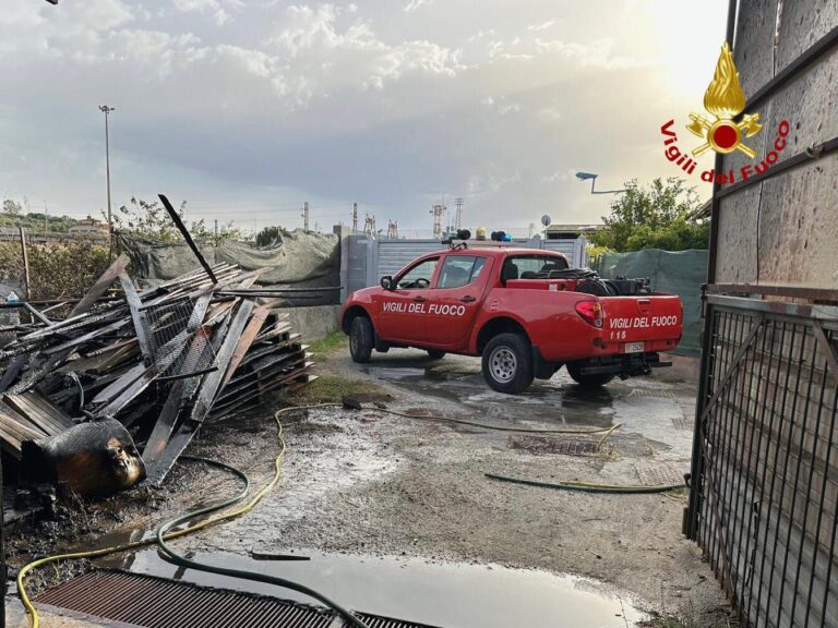 Pace del Mela – Giammoro, incendio di sterpaglie minaccia animali. Intervenuti i vigili del fuoco