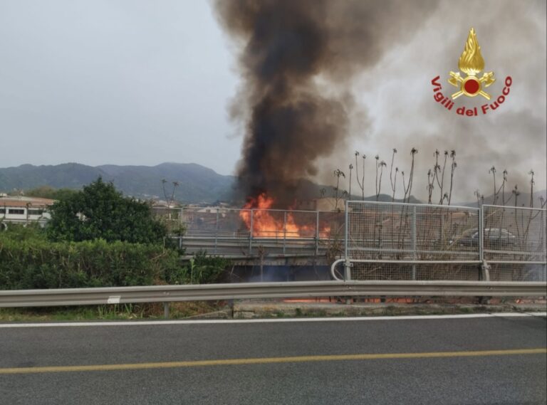 Incendio sulla A20 tra Milazzo e Barcellona, l’intervento dei Vigili del Fuoco