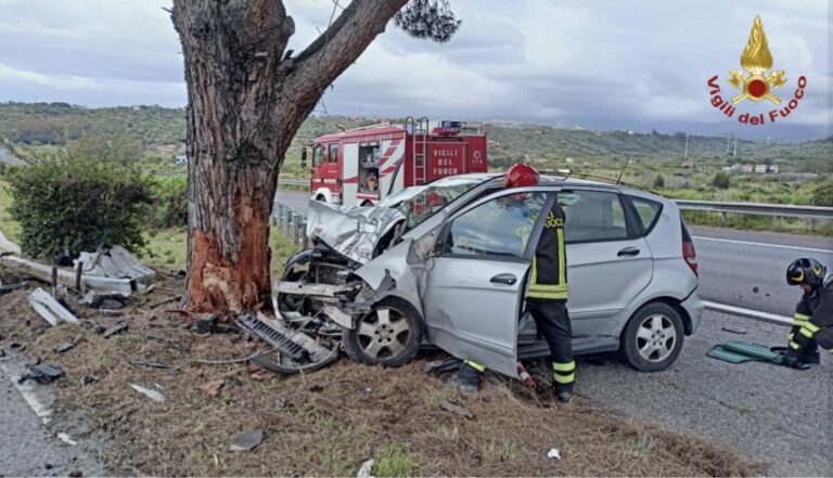 Incidente sulla A20 tra Milazzo e Rometta. Auto distrutta, ferite due donne