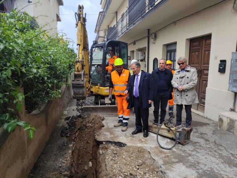 Iniziati da via Trento i lavori di completamento della rete del gas metano nelle zone di Brolo e Ficarra