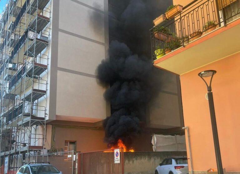 Brolo – Incendio in un cantiere in pieno centro. Intervenuti i Vigili del Fuoco