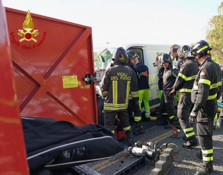 Messina, incidente in tangenziale tra due veicoli commerciali. Due feriti lievi