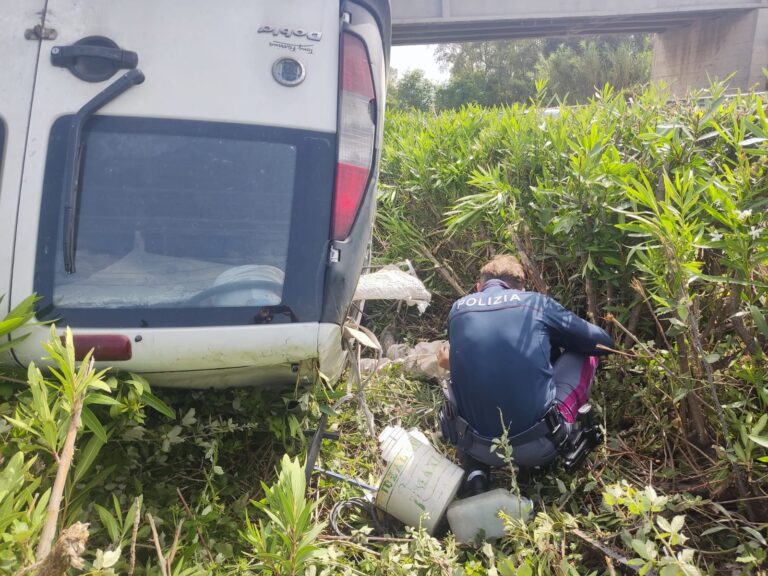 Furgone si ribalta sulla A20 nei pressi di Barcellona, ferito il condudente