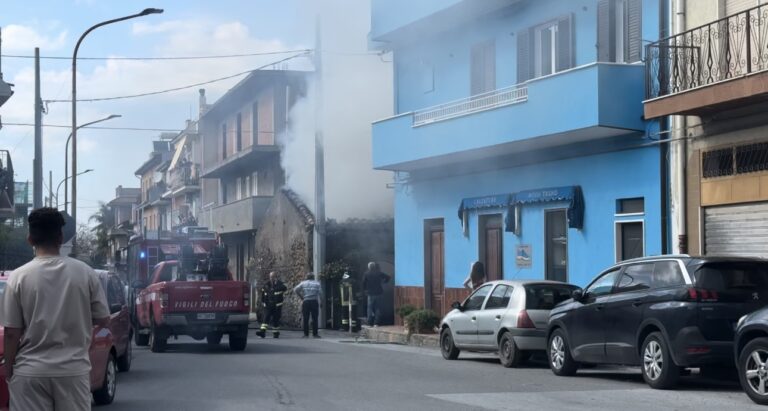 Terme Vigliatore – Rogo in un casolare: intervengono i vigili del fuoco