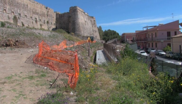 Milazzo: Assemblea di semplici cittadini davanti al castello