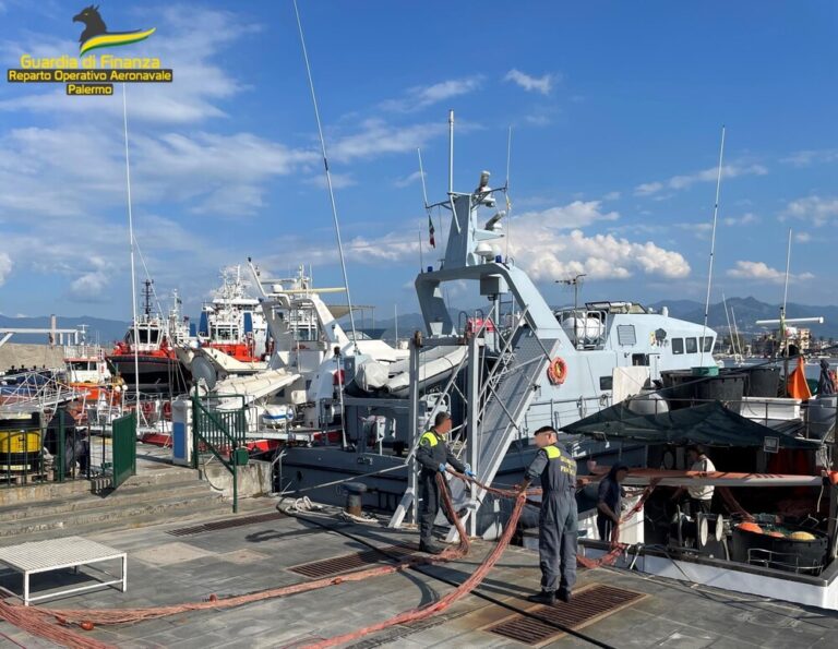 Milazzo e Messina, controlli su tre pescherecci. Trovati due lavoratori irregolari e attrezzature di pesca vietate