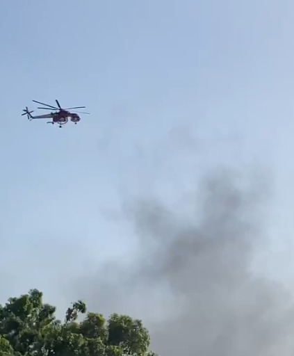 Mazzarrà S. Andrea, vasto incendio nella zona della discarica. Sul posto un elicottero dei Vigili del Fuoco