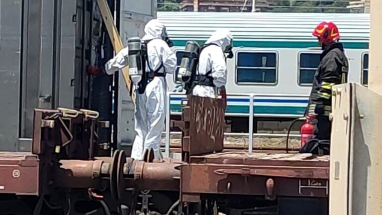 Perdita di liquido pericoloso da un treno a Messina, intervengono polizia e vigili del fuoco