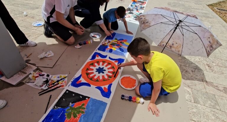 Sant’Agata di Militello – “Mille Metri di Tela per Mille Sorrisi”, vincono i colori e la fantasia – VIDEO