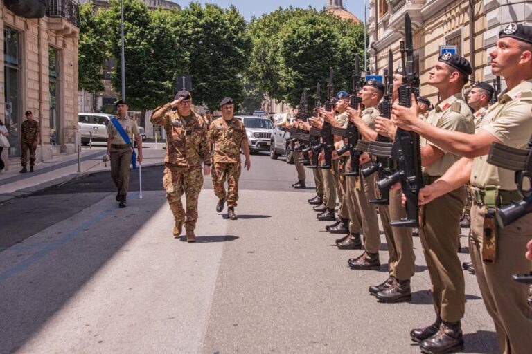 Messina: il Comandante delle Forze Operative Sud, Generale di Corpo d’Armata Angelo Michele Ristuccia, ha completato la vista dei reparti dell’Esercito in Sicilia.