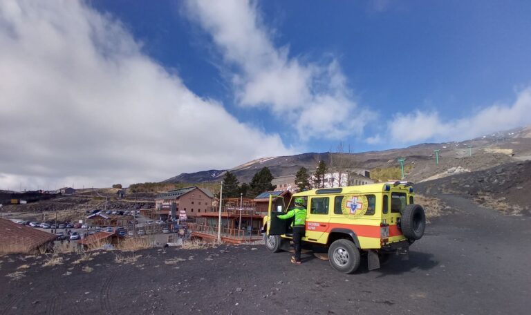 Malore durante un’escursione sull’Etna, muore turista americano