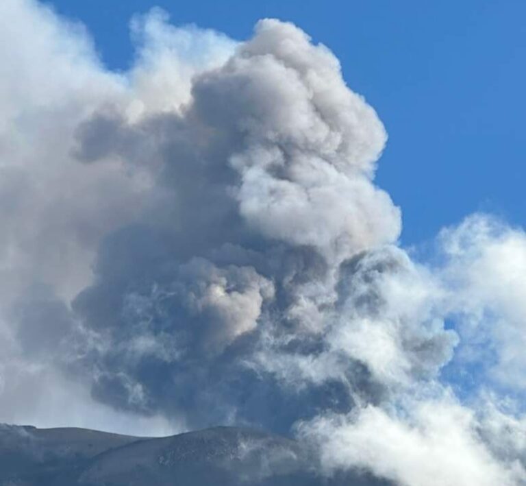 Etna, nuovo parossismo al cratere Voragine. Ridotto il numero di voli all’aeroporto di Fontanarossa