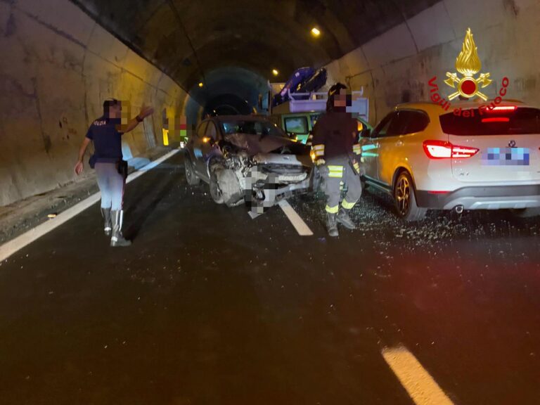 A18, tamponamento nella galleria S. Alessio. Due feriti, uno è grave