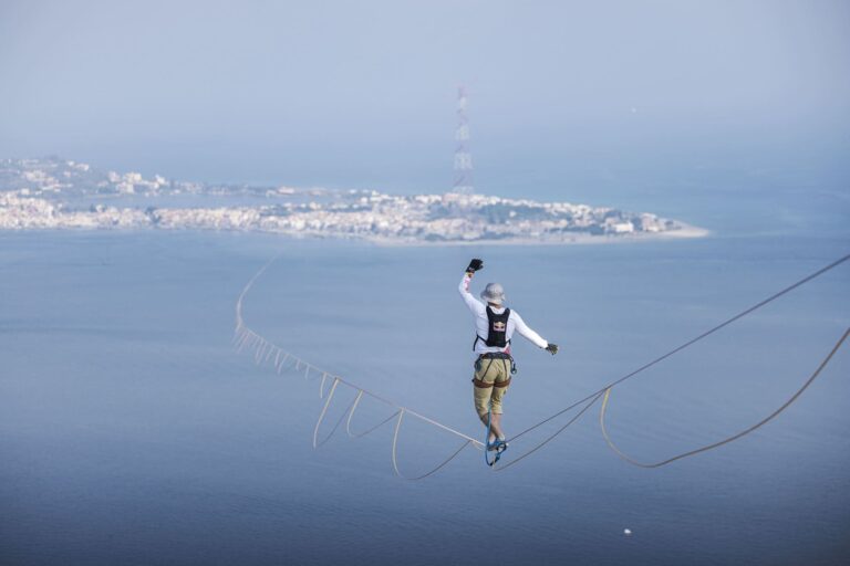 Impresa Storica di Jaan Rose, attraversa lo Stretto di Messina sospeso su una fune