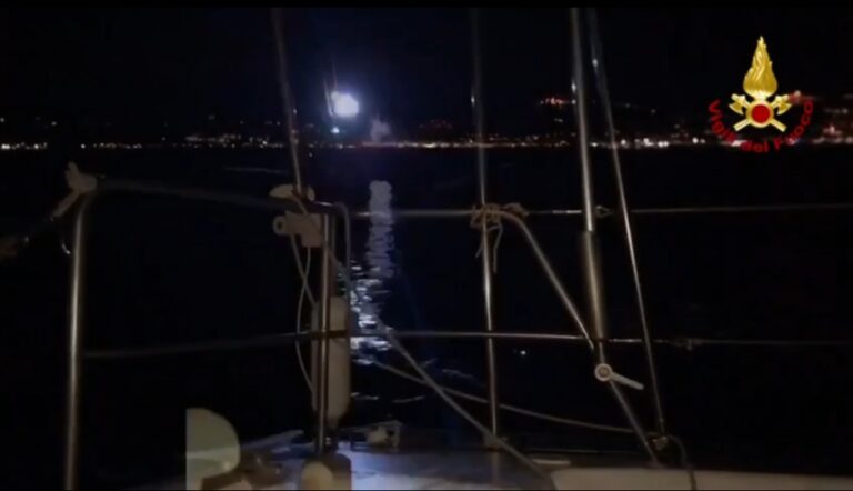 Rometta, barca a vela in avaria. Soccorsa dai Vigili del Fuoco e dalla Guardia Costiera