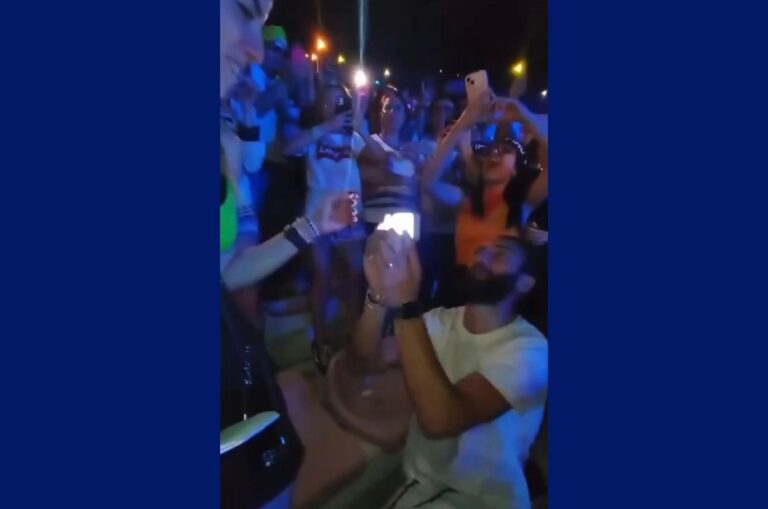 “Mi vuoi sposare?”, romantica proposta di matrimonio al concerto di Ultimo a Messina – VIDEO