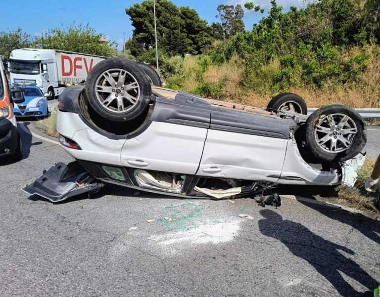 Patti – Incidente nel curvone, auto si ribalta. Illeso il conducente