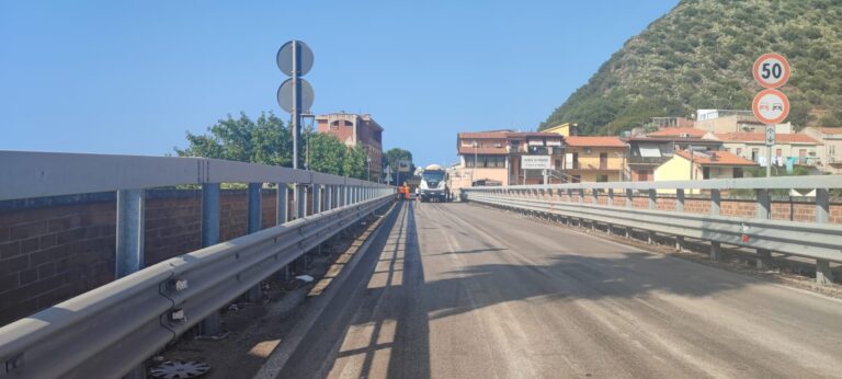 Piccolo crollo nel manto stradale sulla SS113 tra Gliaca di Piraino e Brolo. Strada chiusa, interviene l’ANAS