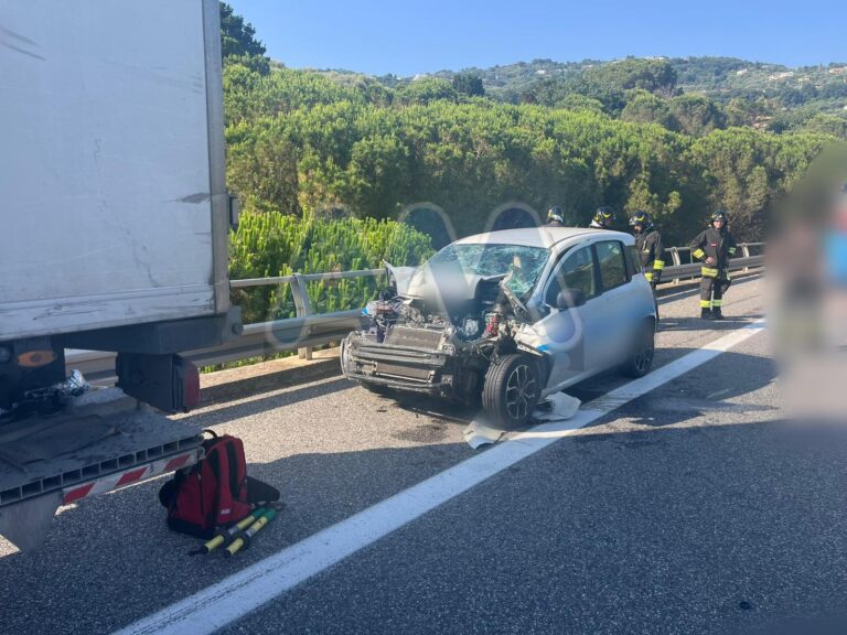 Tamponamento tra auto e camion sulla A20 nei pressi di Capo d’Orlando, ferito il conducente dell’auto