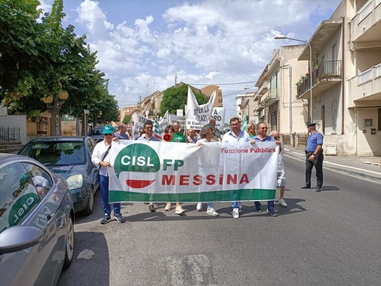 Villafranca Tirrena: il corteo a sostegno della stabilizzazione del personale precario contrattista e asu del comune