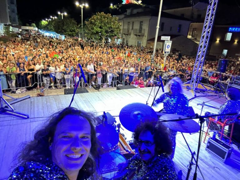 Capri Leone – Un successo il concerto dei Cugini di Campagna al Sicily Food Festival. Domenica Dargen D’Amico – VIDEO