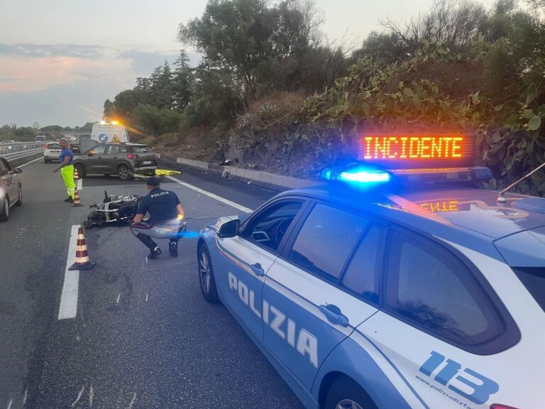 Scontro tra auto e moto sulla A18, perde la vita motociclista 40enne