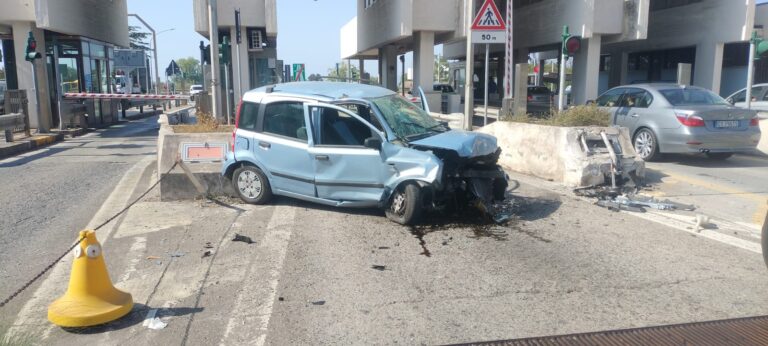 Patti, schianto al casello autostradale. Giovane trasportato in ospedale per precauzione