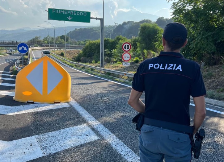 Contromano in autostrada sulla A/18, bloccato dalla Polstrada di Messina