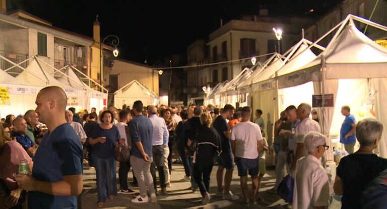 Raccuja – Grande successo per “Sapori di Sicilia”. Dado mattatore con il suo spettacolo comico – VIDEO